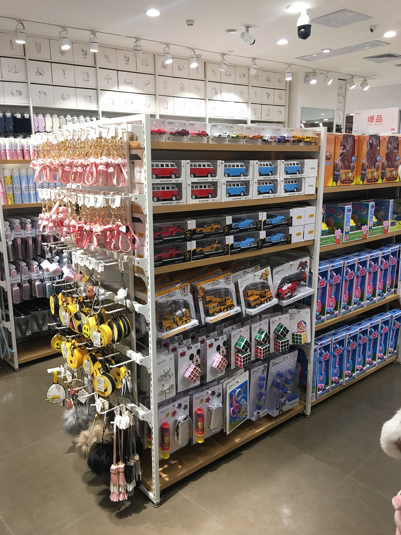 名創(chuàng)優(yōu)品、諾米（Nome）百貨店開店籌備全攻略 廣州貨架廠家的關鍵角色